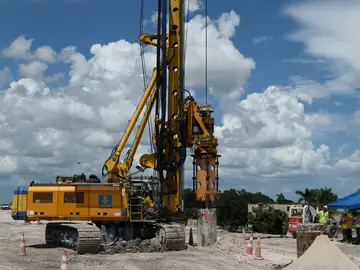 Bauer Spezialtiefbau führte bisher rund 380.000 m² Dichtwand auf einer Länge von 28 km am Herbert Hoover Dike aus