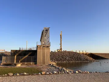 Bauer Spezialtiefbau carries out dam rehabilitation work on the Eagle Mountain Dam in Texas